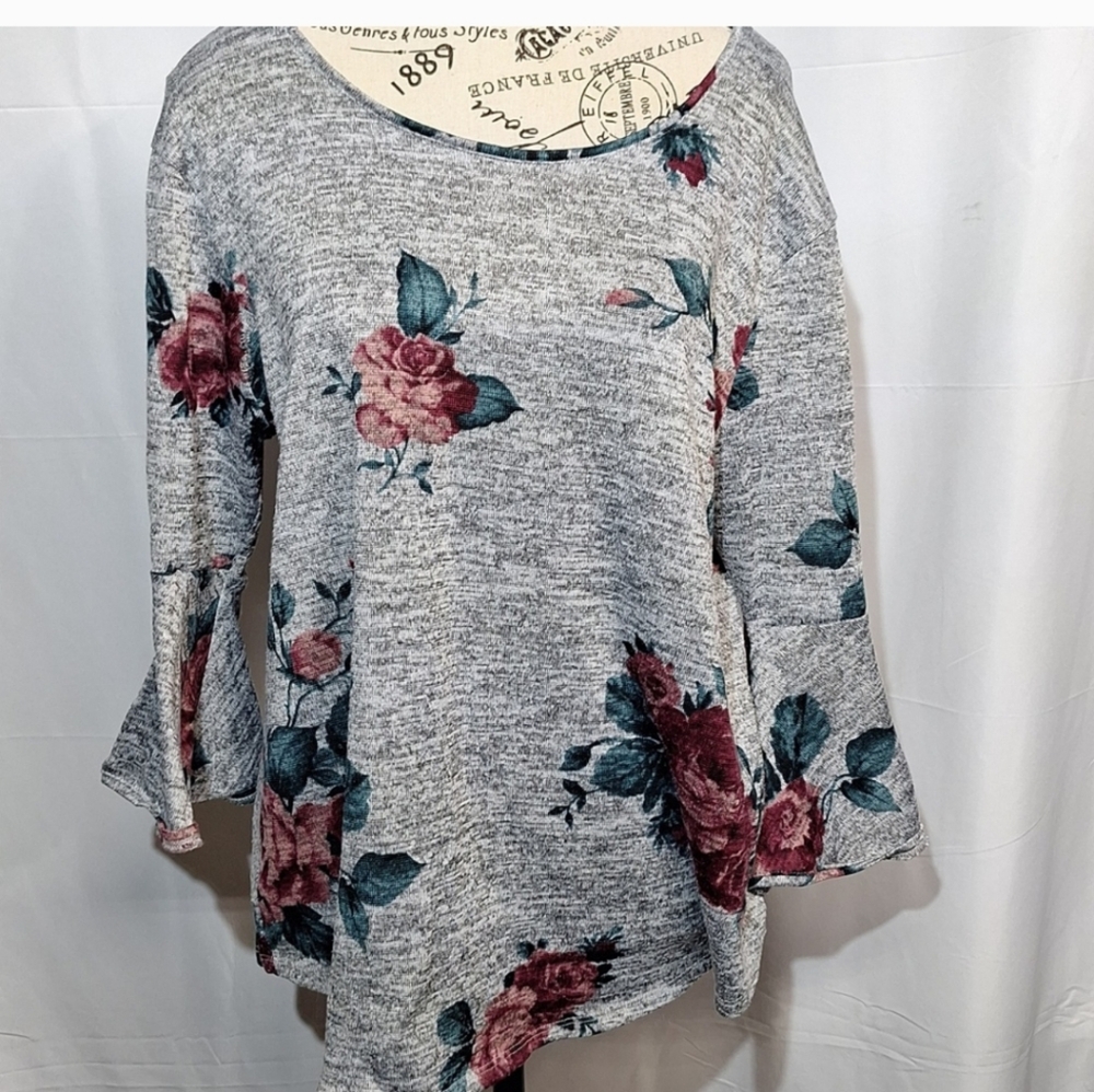 Olivia Blu top size Large. - Picture 2 of 6